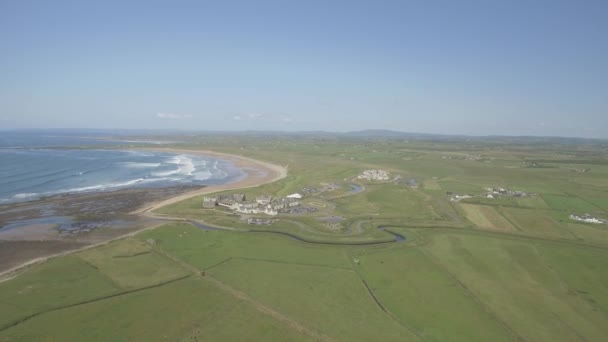 Doonbeg, Irsko - 17th červenec 2017: Donald Trump mezinárodní golfové hřiště & 5 Star Hotel Doonbeg, hrabství Clare, Irsko. — Stock video