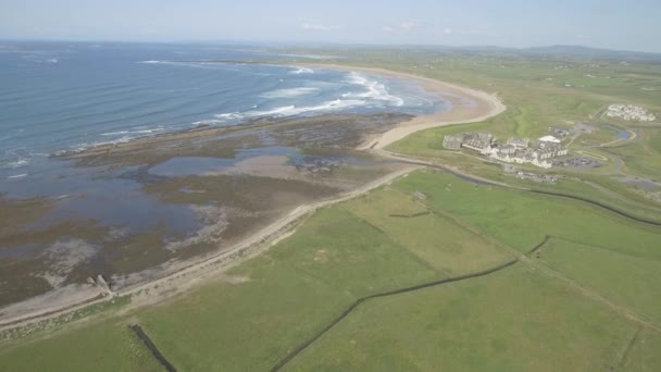 Doonbeg, İrlanda - 17th Temmuz 2017: Donald Trump Uluslararası Golf Links ve 5 yıldızlı otel Doonbeg, County Clare, İrlanda. — Stok video