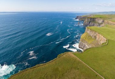 Hava kuş bakışı görünüme dünya ünlü kayalıklarla moher county clare İrlanda'dan. güzel İrlandalı doğal manzara doğa vahşi Atlantik yol boyunca İrlanda'nın kırsal kırsal.