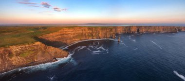 Hava kuş bakışı görünüme dünya ünlü kayalıklarla moher county clare İrlanda'dan. güzel İrlandalı doğal manzara doğa vahşi Atlantik yol boyunca İrlanda'nın kırsal kırsal.