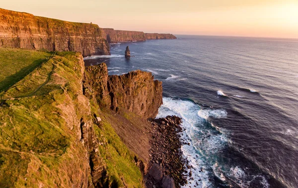 Hava kuş bakışı görünüme dünya ünlü kayalıklarla moher county clare İrlanda'dan. güzel İrlandalı doğal manzara doğa vahşi Atlantik yol boyunca İrlanda'nın kırsal kırsal. — Stok fotoğraf