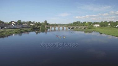 Havadan görünümü O'Brien'ın köprü ya da O'Briensbridge. Doğu County Clare, İrlanda, River Shannon Batı kıyısında doğal bir köy. 