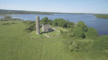 Hava kuş bakışı görünüme kutsal ada kapalı Batı kıyısında, Lough Derg İrlanda. Şimdi ıssız, bunu bir zamanlar bir manastır yerleşim.
