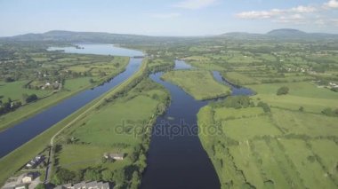 Havadan görünümü O'Brien'ın köprü ya da O'Briensbridge. Doğu County Clare, İrlanda, River Shannon Batı kıyısında doğal bir köy. 