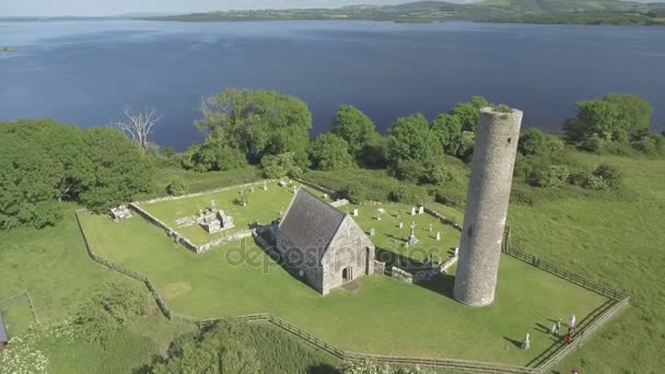 Vista aerea a volo d'uccello Holy Island al largo della costa occidentale del Lough Derg in Irlanda. Ora disabitata, un tempo era un insediamento monastico . — Video Stock