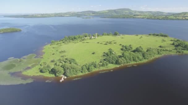 Lotu ptaka widok z lotu ptaka Wyspa Świętego poza zachodnim brzegu Lough Derg w Irlandii. Teraz niezamieszkane, niegdyś przyklasztorna osada. — Wideo stockowe