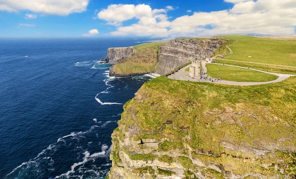 Aves aéreas vista para os penhascos de moher na Irlanda clare município — Fotografia de Stock