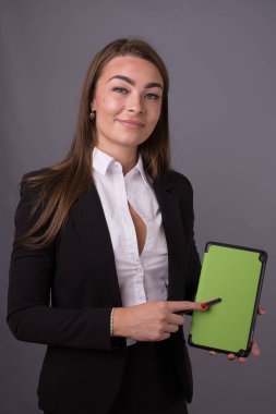 Haber ve tanıtım fikirler eğitim tablet ile çekici işkadını. Proje yönetimi ve Kurumsal Hizmetleri. Boş boşluk yeşil ve kopya tablet bulunmaktadır.