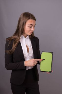 Haber ve tanıtım fikirler eğitim tablet ile çekici işkadını. Proje yönetimi ve Kurumsal Hizmetleri. Boş boşluk yeşil ve kopya tablet bulunmaktadır.