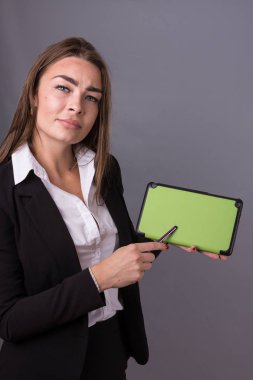 Haber ve tanıtım fikirler eğitim tablet ile çekici işkadını. Proje yönetimi ve Kurumsal Hizmetleri. Boş boşluk yeşil ve kopya tablet bulunmaktadır.