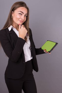 Haber ve tanıtım fikirler eğitim tablet ile çekici işkadını. Proje yönetimi ve Kurumsal Hizmetleri. Boş boşluk yeşil ve kopya tablet bulunmaktadır.