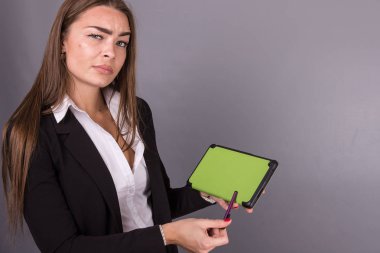 Haber ve tanıtım fikirler eğitim tablet ile çekici işkadını. Proje yönetimi ve Kurumsal Hizmetleri. Boş boşluk yeşil ve kopya tablet bulunmaktadır.