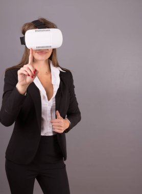 İş kadını giyilebilir teknoloji Vr gözlük. Sanal gerçeklik kulaklık arabirimi seçici odak elleri havada işaret ile iş takım elbiseli kendine güvenen genç kadın 