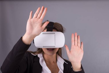 İş kadını giyilebilir teknoloji Vr gözlük. Sanal gerçeklik kulaklık arabirimi seçici odak elleri havada işaret ile iş takım elbiseli kendine güvenen genç kadın 