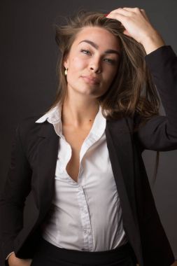 Yüksek moda portre studio moda siyah ceket takım ve beyaz gömlek poz genç zarif seksi ince esmer kadın.