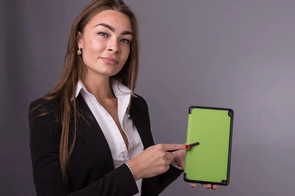 Attraktive Geschäftsfrau mit Tablet, die Nachrichten und Präsentationsideen studiert. Projektmanagement und Unternehmensdienstleistungen. Tablet hat leeren Grün- und Kopierraum. — Stockfoto