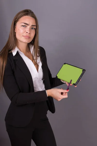 Attraktive Geschäftsfrau mit Tablet, die Nachrichten und Präsentationsideen studiert. Projektmanagement und Unternehmensdienstleistungen. Tablet hat leeren Grün- und Kopierraum. — Stockfoto