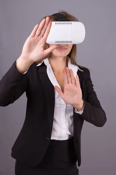 Geschäftsfrau mit tragbarer Technologie und Brille. selbstbewusste junge Frau im Business-Anzug im Virtual-Reality-Headset mit selektivem Fokus und Händen, die in die Luft zeigen — Stockfoto