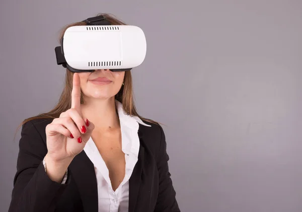 Geschäftsfrau mit tragbarer Technologie und Brille. selbstbewusste junge Frau im Business-Anzug im Virtual-Reality-Headset mit selektivem Fokus und Händen, die in die Luft zeigen — Stockfoto