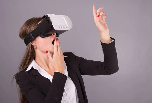 Geschäftsfrau mit tragbarer Technologie und Brille. selbstbewusste junge Frau im Business-Anzug im Virtual-Reality-Headset mit selektivem Fokus und Händen, die in die Luft zeigen — Stockfoto