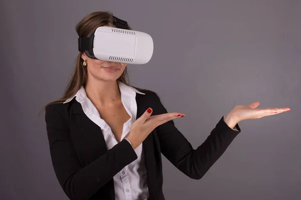 Geschäftsfrau mit tragbarer Technologie und Brille. selbstbewusste junge Frau im Business-Anzug im Virtual-Reality-Headset mit selektivem Fokus und Händen, die in die Luft zeigen — Stockfoto