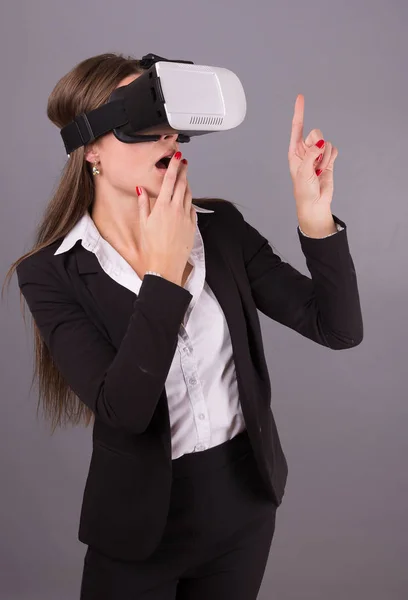 Geschäftsfrau mit tragbarer Technologie und Brille. selbstbewusste junge Frau im Business-Anzug im Virtual-Reality-Headset mit selektivem Fokus und Händen, die in die Luft zeigen — Stockfoto