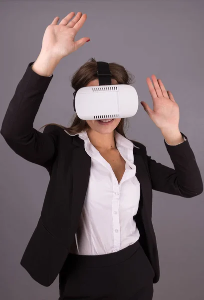 Geschäftsfrau mit tragbarer Technologie und Brille. selbstbewusste junge Frau im Business-Anzug im Virtual-Reality-Headset mit selektivem Fokus und Händen, die in die Luft zeigen — Stockfoto