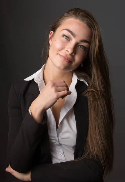 High fashion portret van jonge elegante sexy slanke brunette vrouw poseren in studio dragen van modieuze zwarte jas pak en wit shirt. — Stockfoto