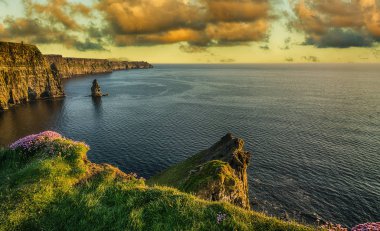 İrlanda İrlandalı dünya ünlü turistik County Clare. Cliffs Moher West coast İrlanda. Epik İrlandalı Peyzaj ve yaban Atlantik yol boyunca deniz manzarası. İrlanda'dan güzel doğal Doğa.