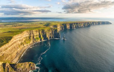 Hava kuş bakışı dünya ünlü kayalıklarla moher county clare İrlanda'dan dron. Yaban Atlantik yol boyunca doğa doğal İrlandalı kırsal kırsal.