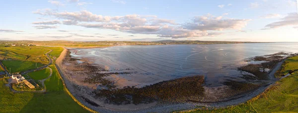 Hava kuşlar güzel İrlandalı günbatımı kırsal manzara County Clare İrlanda görünümünü göz. Lahinch Beach yaban Atlantik yol boyunca uzaktan.