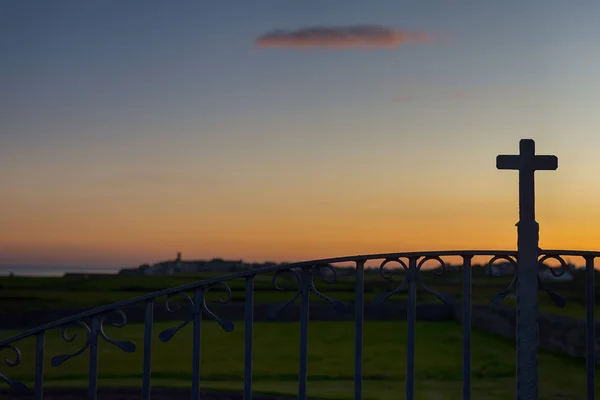 Ír temetkezési temető táj a naplemente, county Clare, Írország. sírok, a sírkövek és a kelta kereszt. — Stock Fotó