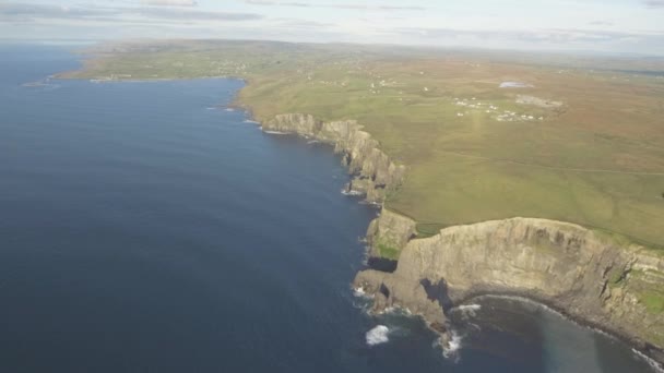 Irlandais attraction touristique de renommée mondiale dans le comté de Clare. Les falaises de Moher coucher de soleil côte ouest de l'Irlande. Paysage Irlandais Épique et Paysage Marin le long de la route atlantique sauvage. . — Video