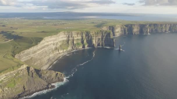 Irlandais attraction touristique de renommée mondiale dans le comté de Clare. Les falaises de Moher coucher de soleil côte ouest de l'Irlande. Paysage Irlandais Épique et Paysage Marin le long de la route atlantique sauvage. . — Video