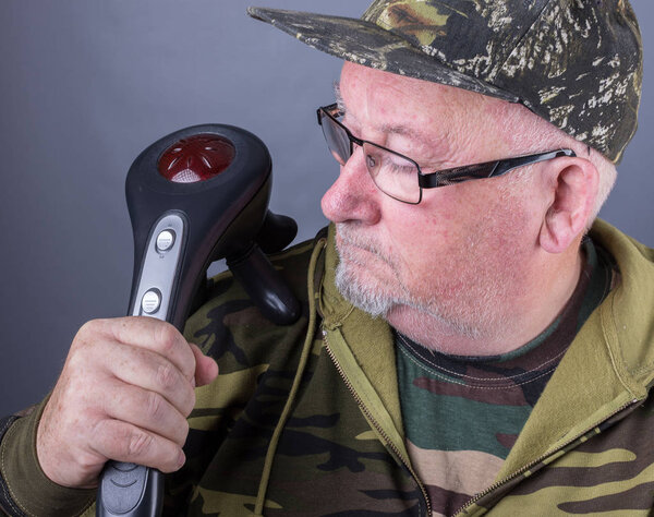 Старший мужчина с планшетом изучает новости и идеи презентаций. Управление проектами и корпоративные услуги. У Мбаппе пустое зеленое и копировальное пространство
.