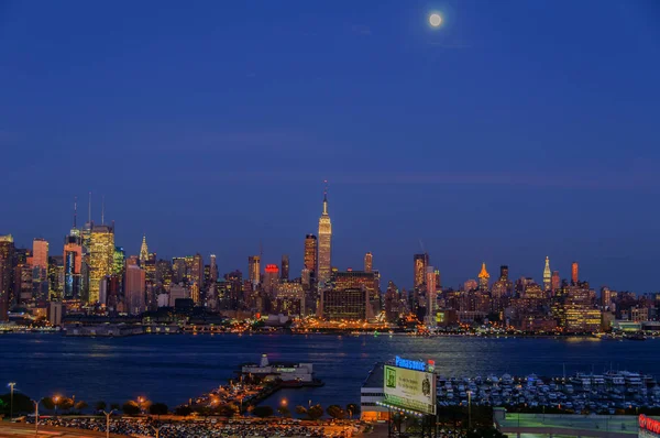 NUEVA YORK, NY - 15 de septiembre de 2016: Vista de Midtown Manhattan Skyline a la hora azul en la ciudad de Nueva York . —  Fotos de Stock