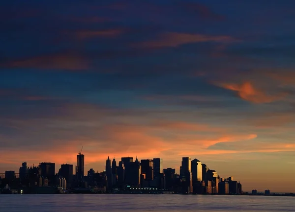 NOVA IORQUE, NY - SETEMBRO 15, 2016: Vista do Midtown Manhattan Skyline na hora azul em Nova York . — Fotografia de Stock