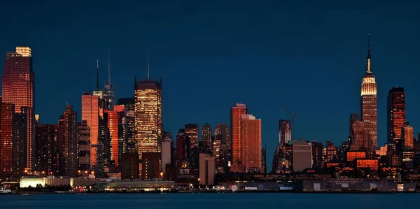 НЬЮ-ЙОРК, Нью-Йорк - 15 сентября 2016 года: вид на Манхэттен в центре Манхэттена в голубой час в Нью-Йорке . — стоковое фото