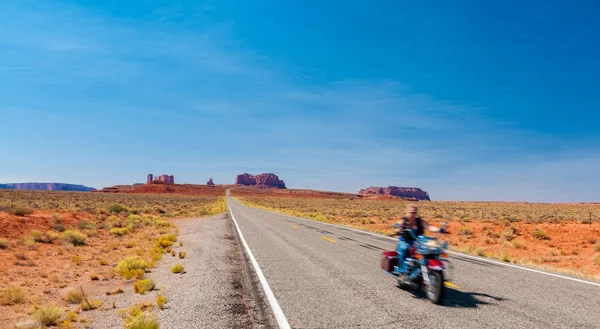 Malerisches Monument Valley Landschaft Motorradtouristen an der Grenze zwischen arizona und utah in den Vereinigten Staaten Amerika — Stockfoto