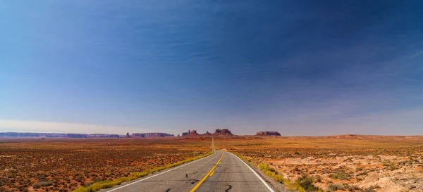 Arizona ve Amerika Birleşik Devletleri Amerika'nın Utah arasındaki sınırda doğal Monument Valley manzara — Stok fotoğraf