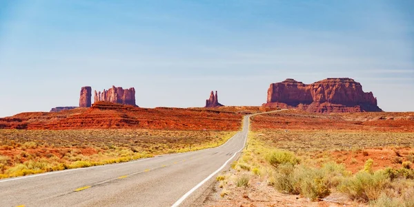 Scenic Monument Valley Landscape on the border between Arizona and Utah in United States America — Stock Photo, Image