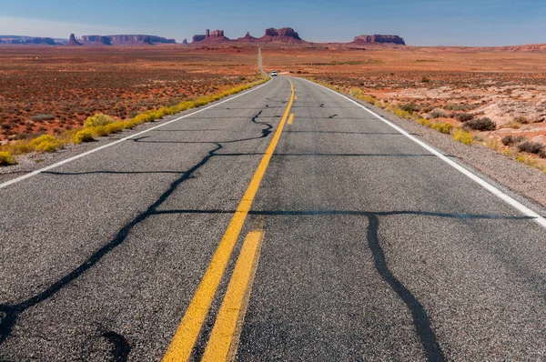 Arizona ve Amerika Birleşik Devletleri Amerika'nın Utah arasındaki sınırda doğal Monument Valley manzara — Stok fotoğraf