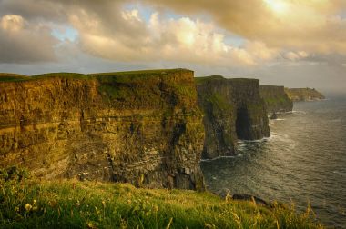 moher county clare, İrlanda içinde cliffs dan muhteşem İrlanda doğal kırsal doğa manzara. İrlanda'nın en iyi peyzaj turizm dönüm noktası cazibe vahşi Atlantik yol boyunca