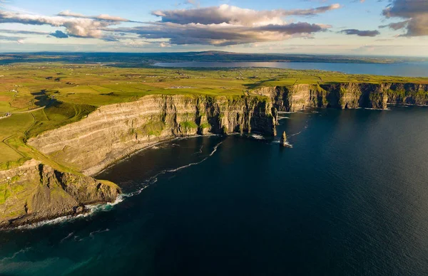 Látványos Írország festői vidéki jellegű területeket a sziklák moher, county Clare, Írország. Írország felső táj turisztikai mérföldkőnek számító attrakció a vadon élő atlanti út mentén — Stock Fotó