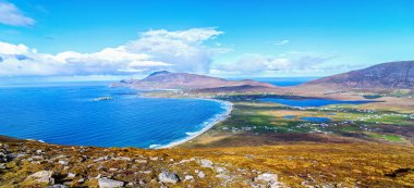 kuşlar achill adasında bir dağın tepesine havadan görünümden göz. ada kırsal kırsal kesimde county mayo güzel İrlandalı manzara ve deniz manzarası, achill