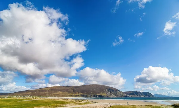 Hermoso paisaje natural rural irlandés del noroeste de Irlanda. isla de achill escénica a lo largo de la ruta atlántica salvaje. famosa atracción turística irlandesa . — Foto de Stock