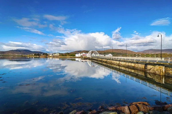 Achill bron med achill stad på ön i fjärran. vacker irländsk by i county mayo på vilda Atlanten vägen — Stockfoto