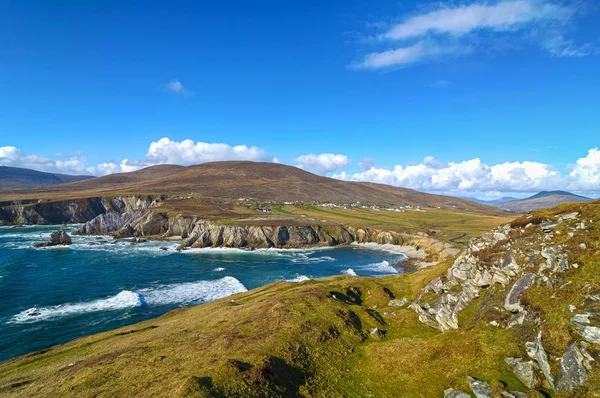 Hermoso paisaje natural rural irlandés del noroeste de Irlanda. isla de achill escénica a lo largo de la ruta atlántica salvaje. famosa atracción turística irlandesa . — Foto de Stock