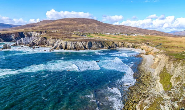 Hermoso paisaje natural rural irlandés del noroeste de Irlanda. isla de achill escénica a lo largo de la ruta atlántica salvaje. famosa atracción turística irlandesa . — Foto de Stock