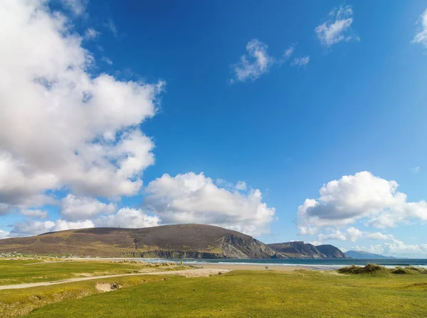 Hermoso paisaje natural rural irlandés del noroeste de Irlanda. isla de achill escénica a lo largo de la ruta atlántica salvaje. famosa atracción turística irlandesa . — Foto de Stock